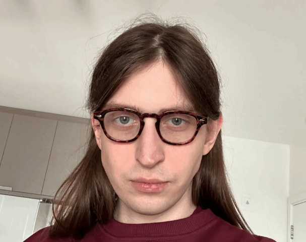 Youtuber Felca faz denúncia sobre exposição de crianças nas redes sociais, chamando atenção para responsabilidade dos pais nas redes sociais.