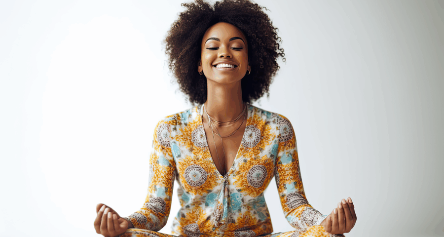 Mulher meditando em um ambiente tranquilo, simbolizando o autocuidado simples e sem cobranças.